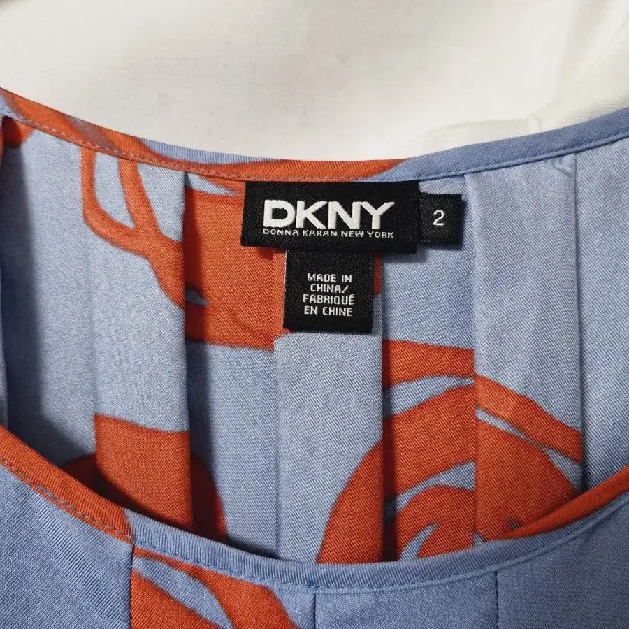 DKNY 페리윙클 블루 & 레드 로즈 실크 원피스(55)