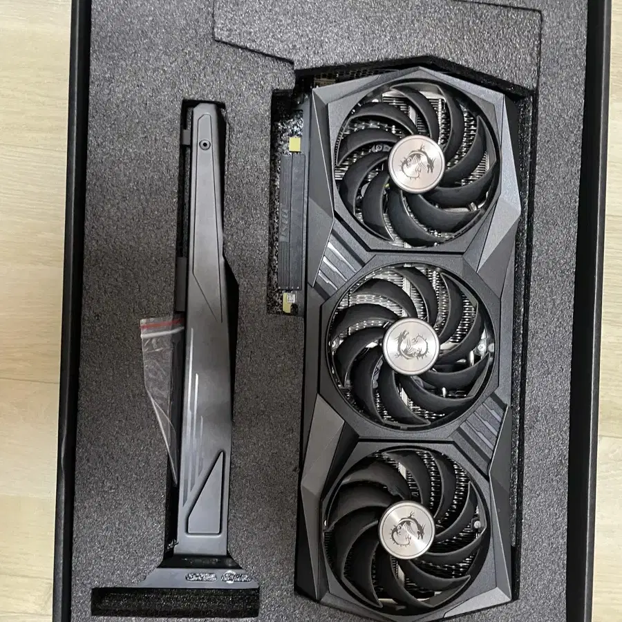 GEFORCE RTX 3070 GAMING TRIO Z 판매 합니다.