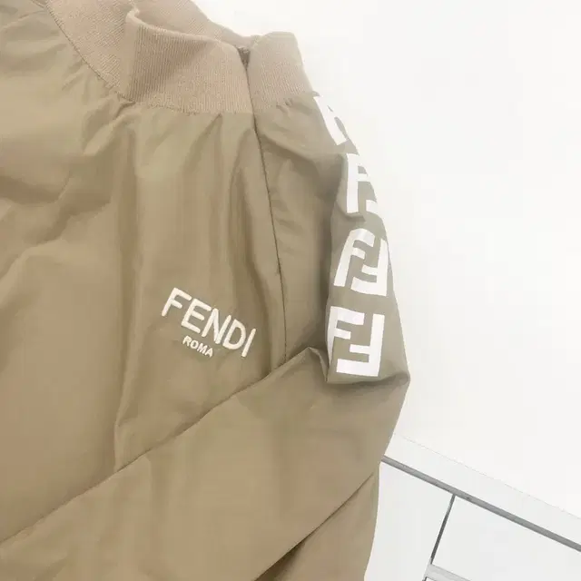 팬디 FENDI 바람막이 (7~8세)