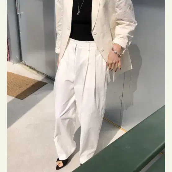 페르소나 off-white double tuck cotton slacks