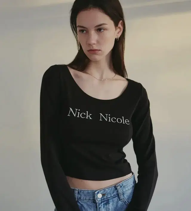 닉앤니콜 NICOLE CUTTING LINE CROP TEE_BLACK