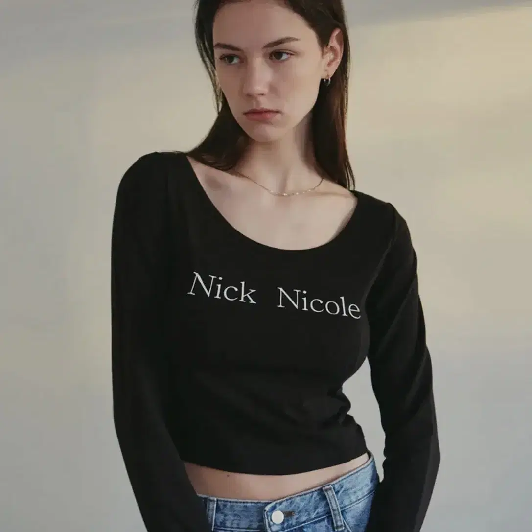 닉앤니콜 NICOLE CUTTING LINE CROP TEE_BLACK