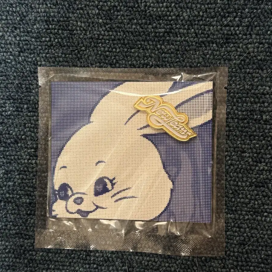 뉴진스 뱃지 nj badge white