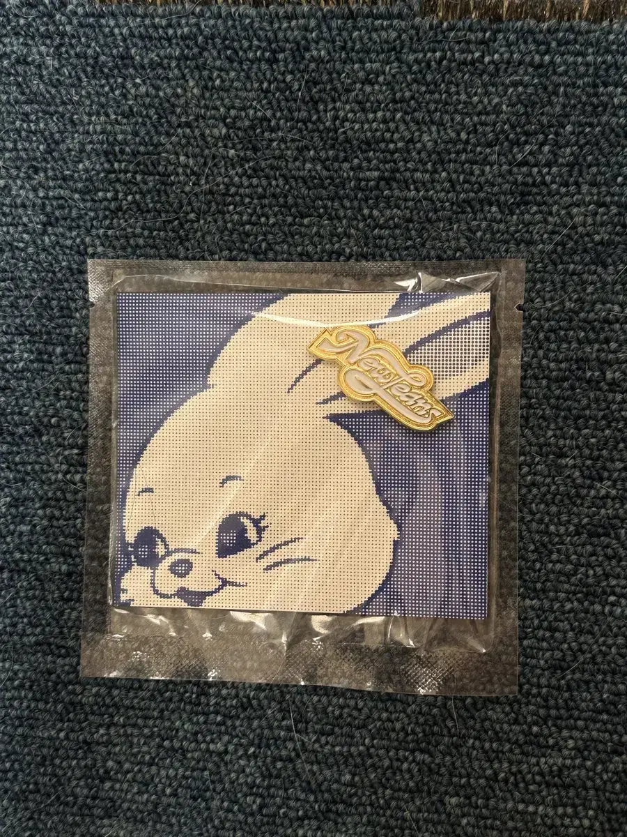 뉴진스 뱃지 nj badge white