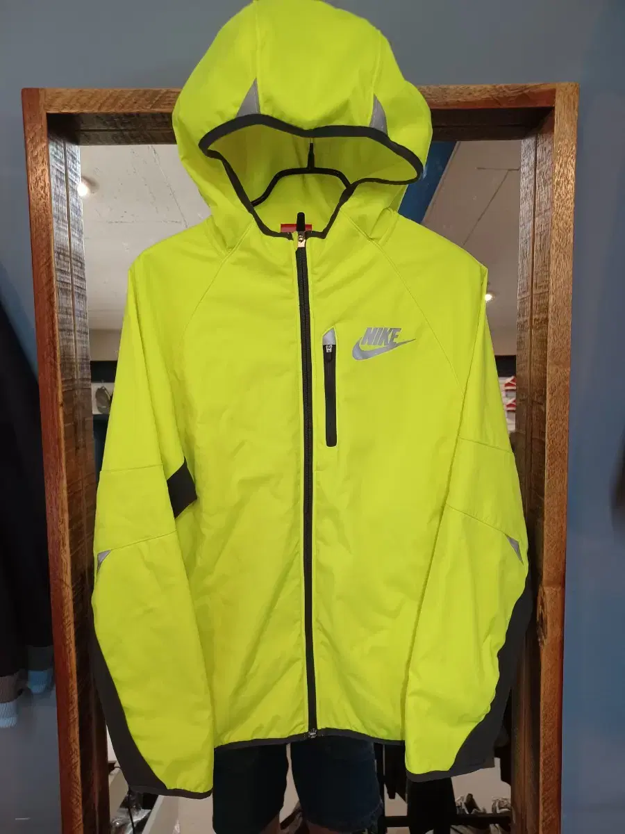 Nike Women's Ultimate Lined Windbreaker Jacket Fluorescent L