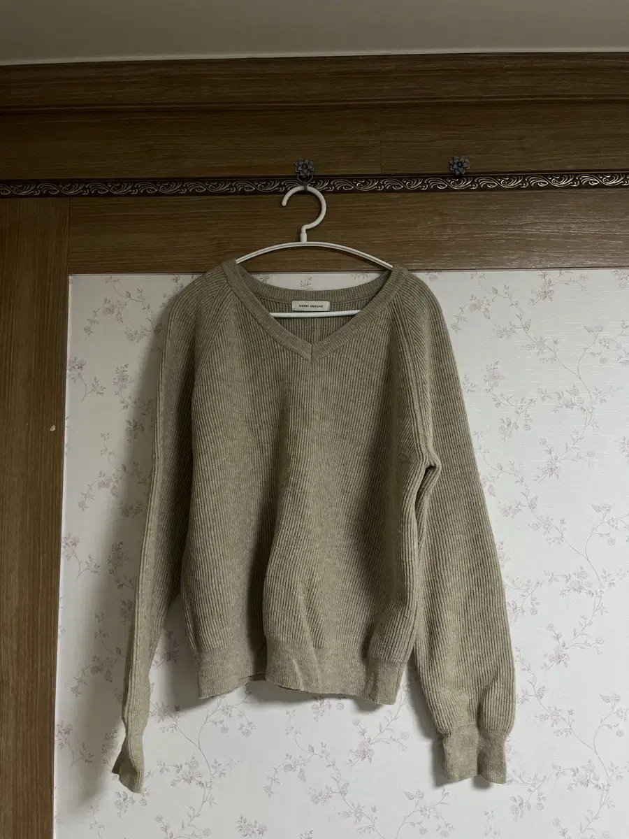 V-neck beige knit