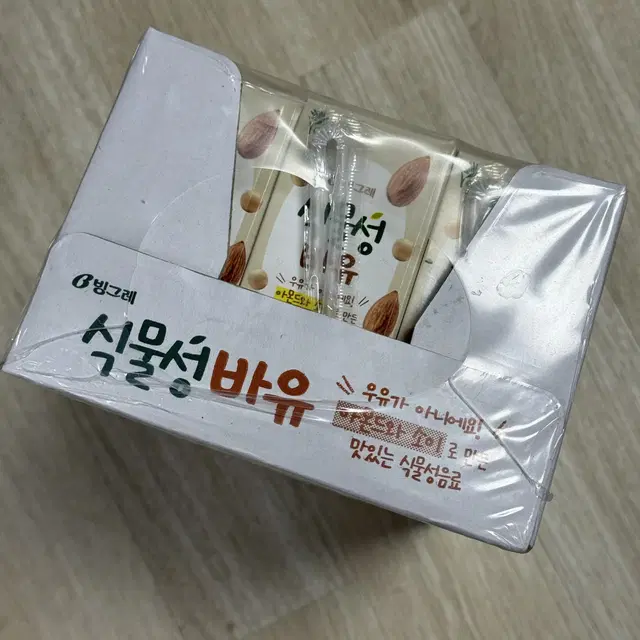 빙그레 식물성바유 바나나맛 아몬드두유 24팩 우유 대체 음료