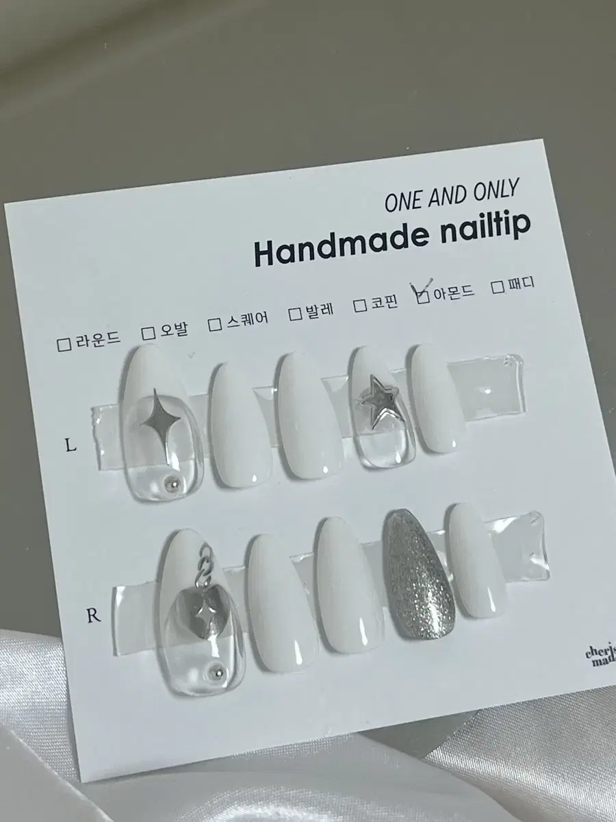 White heap handmade nail):