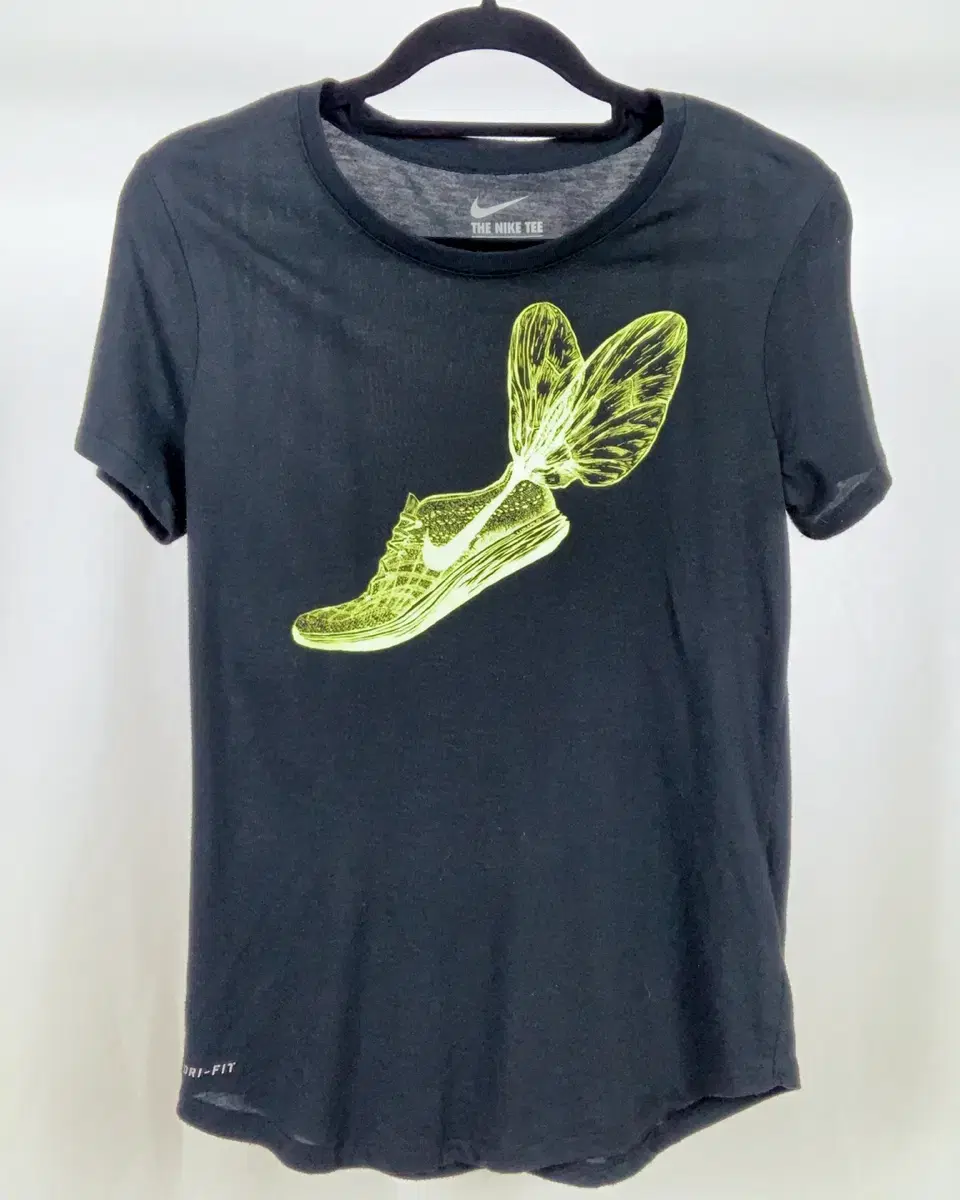 Nike Gold Wing Sneakers Sporty T-shirt