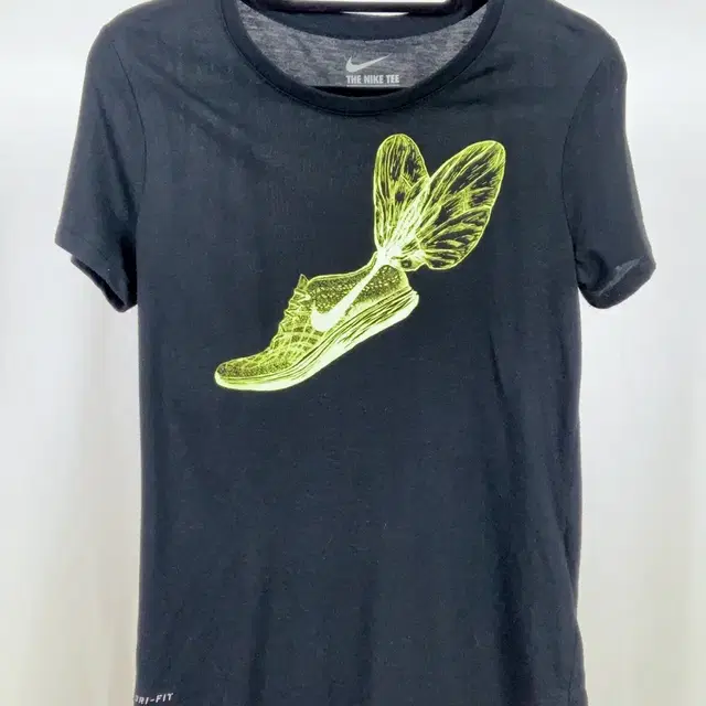 Nike Gold Wing Sneakers Sporty T-shirt