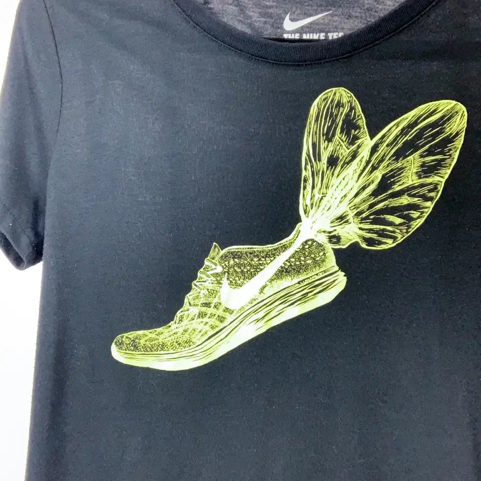 Nike Gold Wing Sneakers Sporty T-shirt