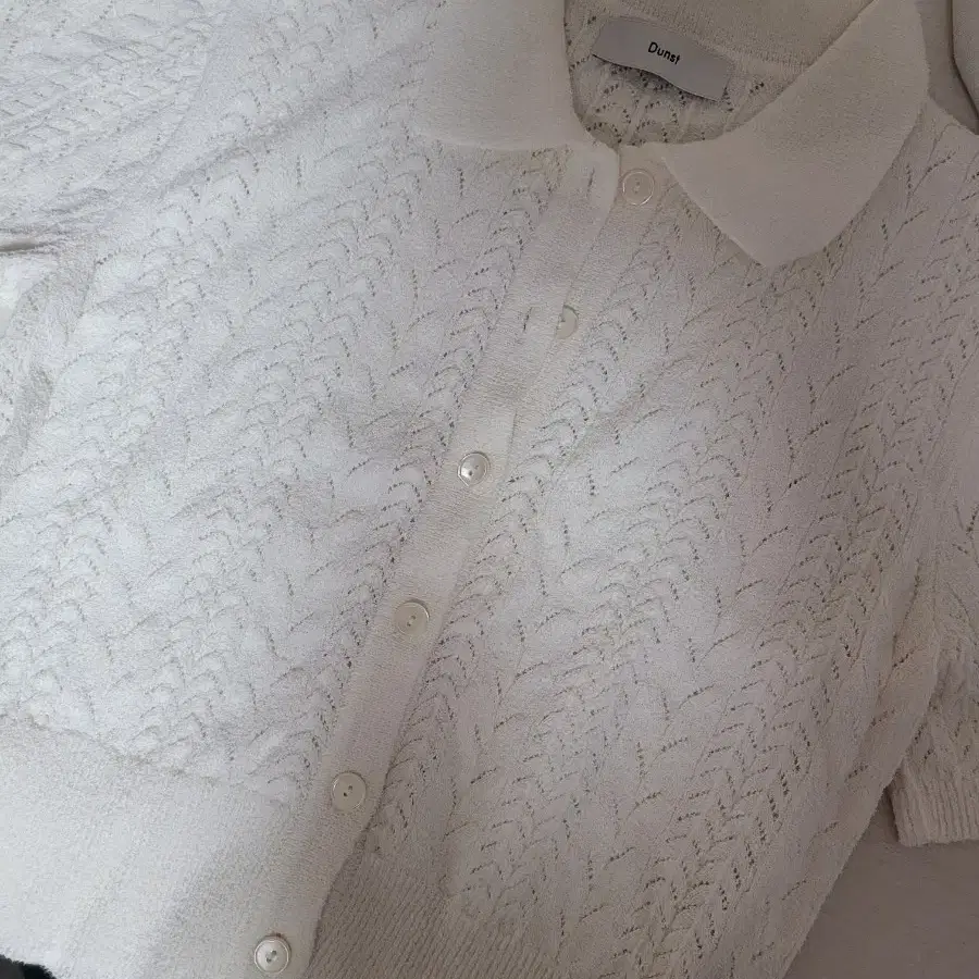 던스트 OPEN COLLAR CROCHET KNIT OFF WHITE