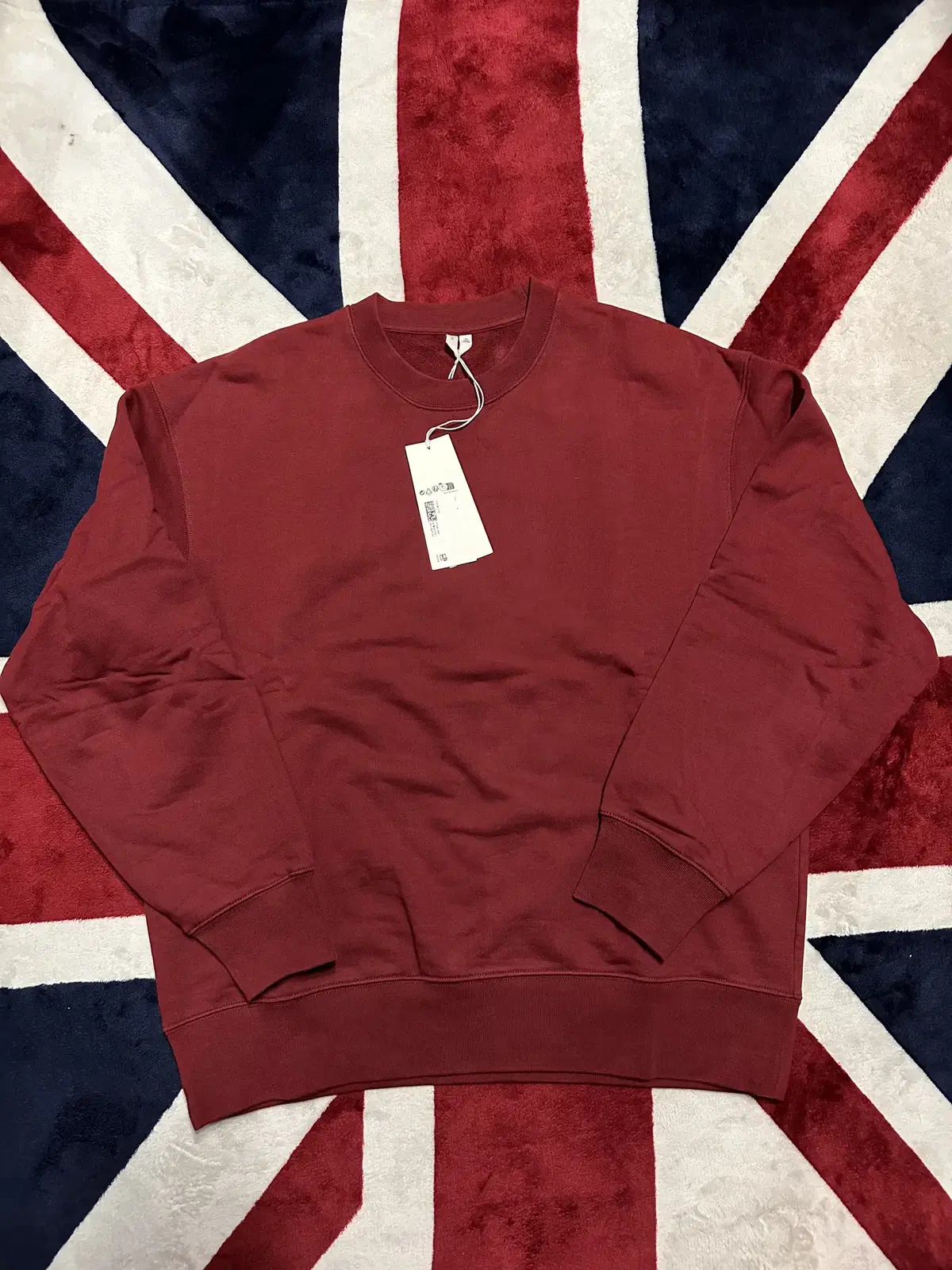 I'm selling an arket men's/organic cotton burgundy color top/M size.