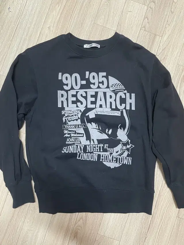 RESEARCH CREWNECK 비바스튜디오 맨투맨