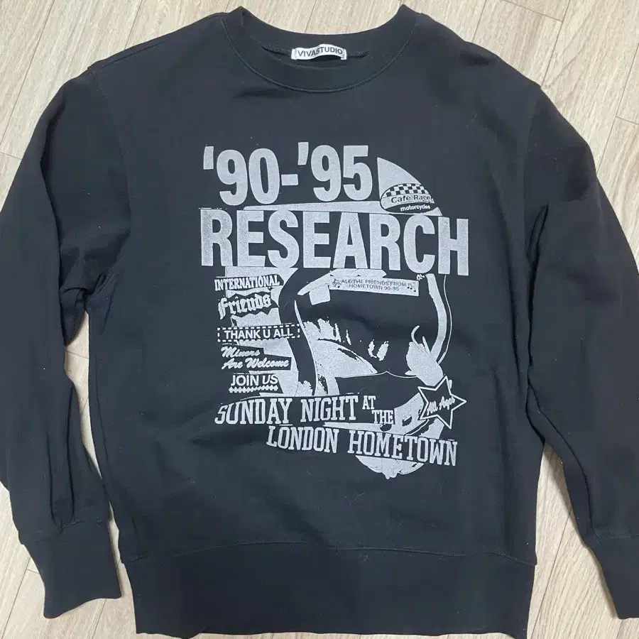 RESEARCH CREWNECK 비바스튜디오 맨투맨