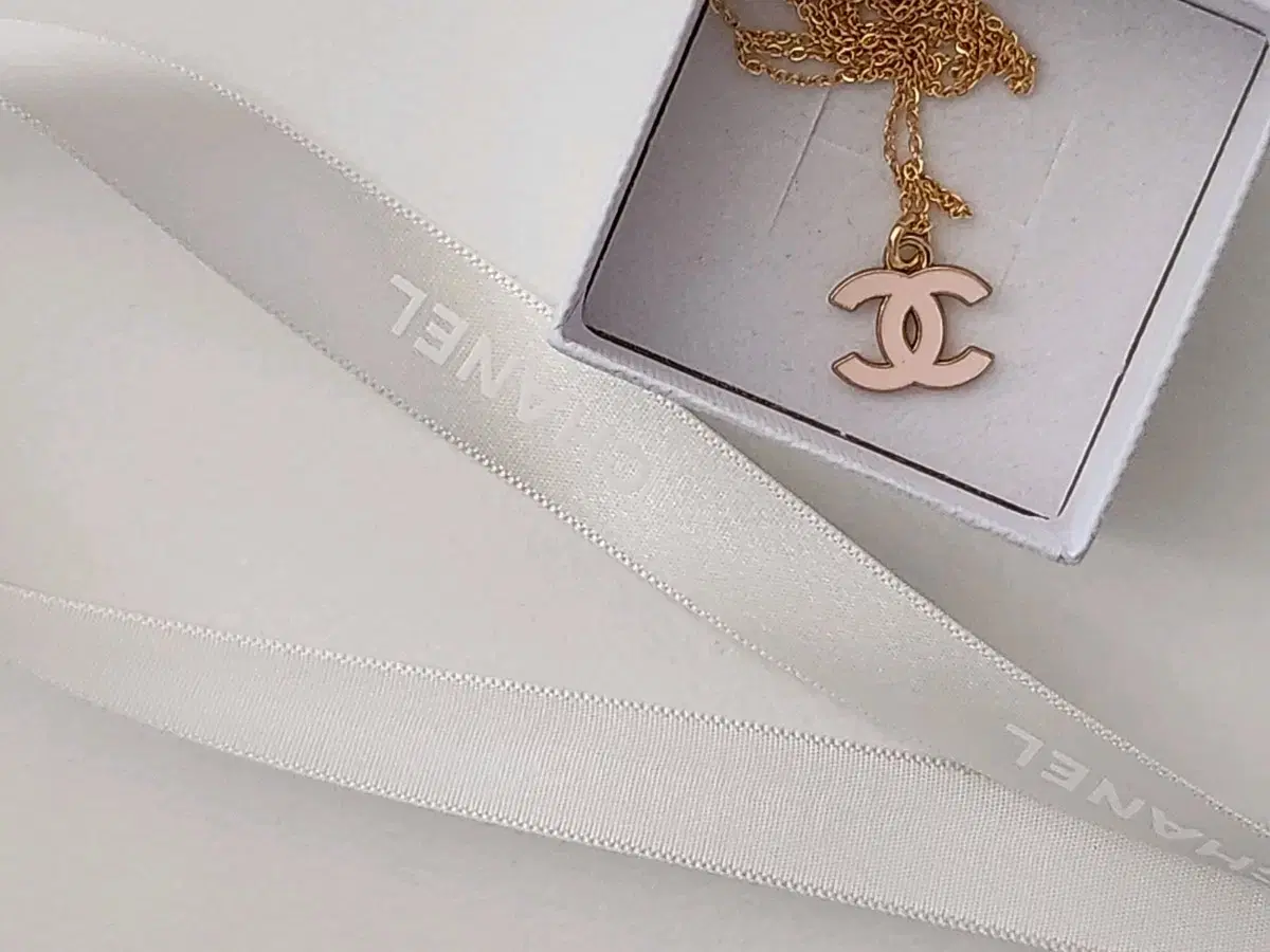 [Genuine Vintage] Chanel Mini Pink Gold Necklace