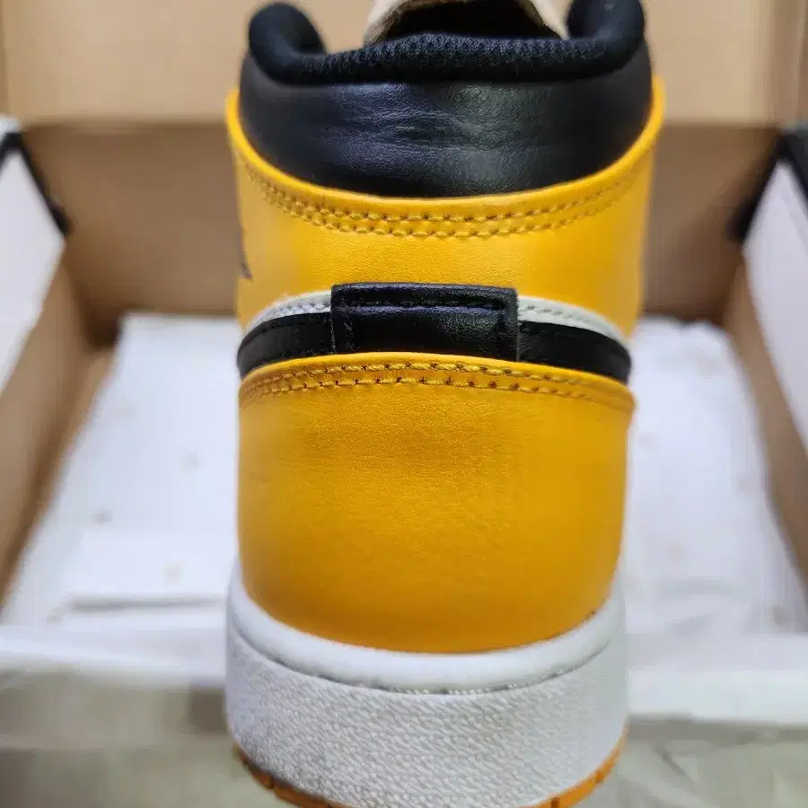 AIR JORDAN 1 MID Taxi