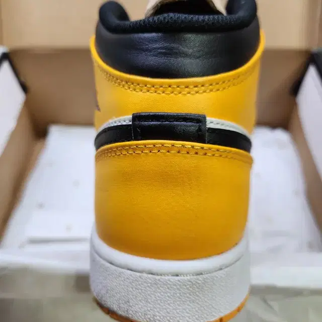 AIR JORDAN 1 MID Taxi