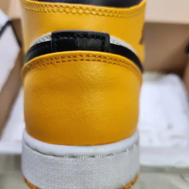 AIR JORDAN 1 MID Taxi