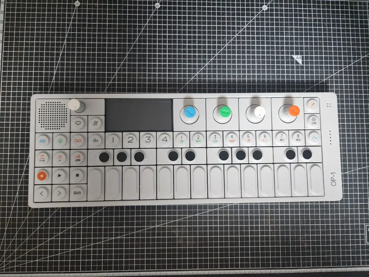 틴에이지 엔지니어링 Teenage Engineering OP-1