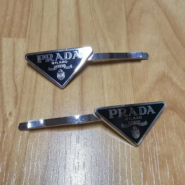 <PRADA> 로고 메탈 헤어클립