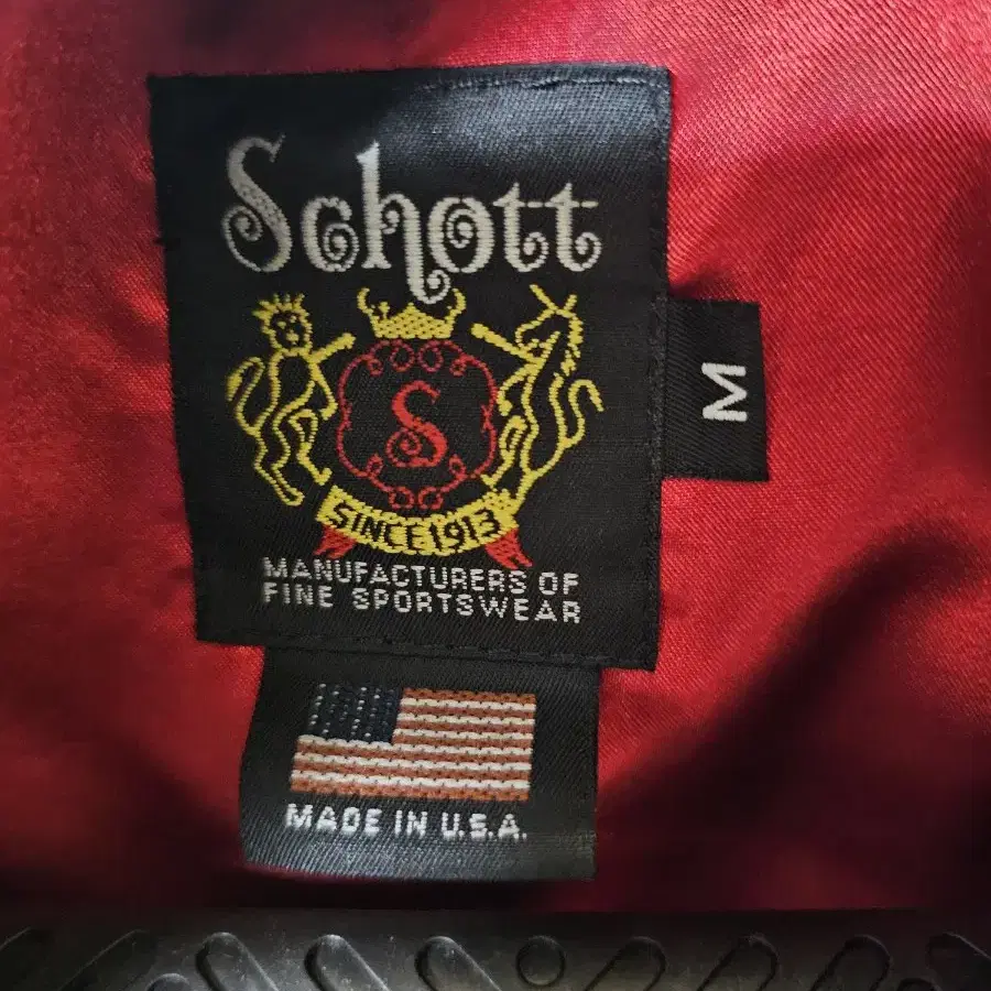 Schott 코트