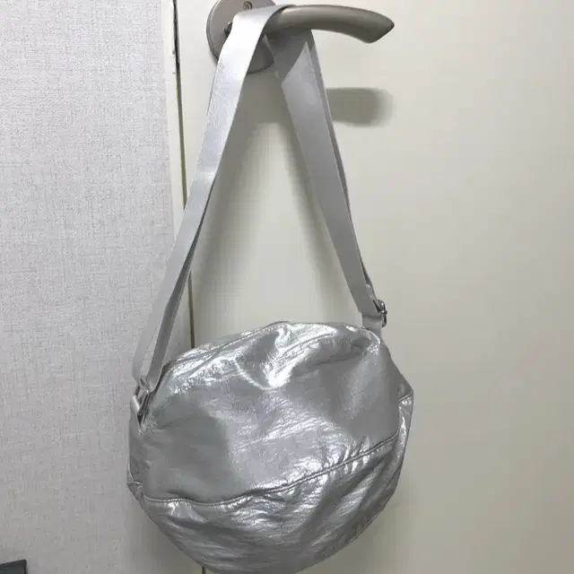 콜로신스 펌킨백 실버 Glossy Pumpkin Bag Silver