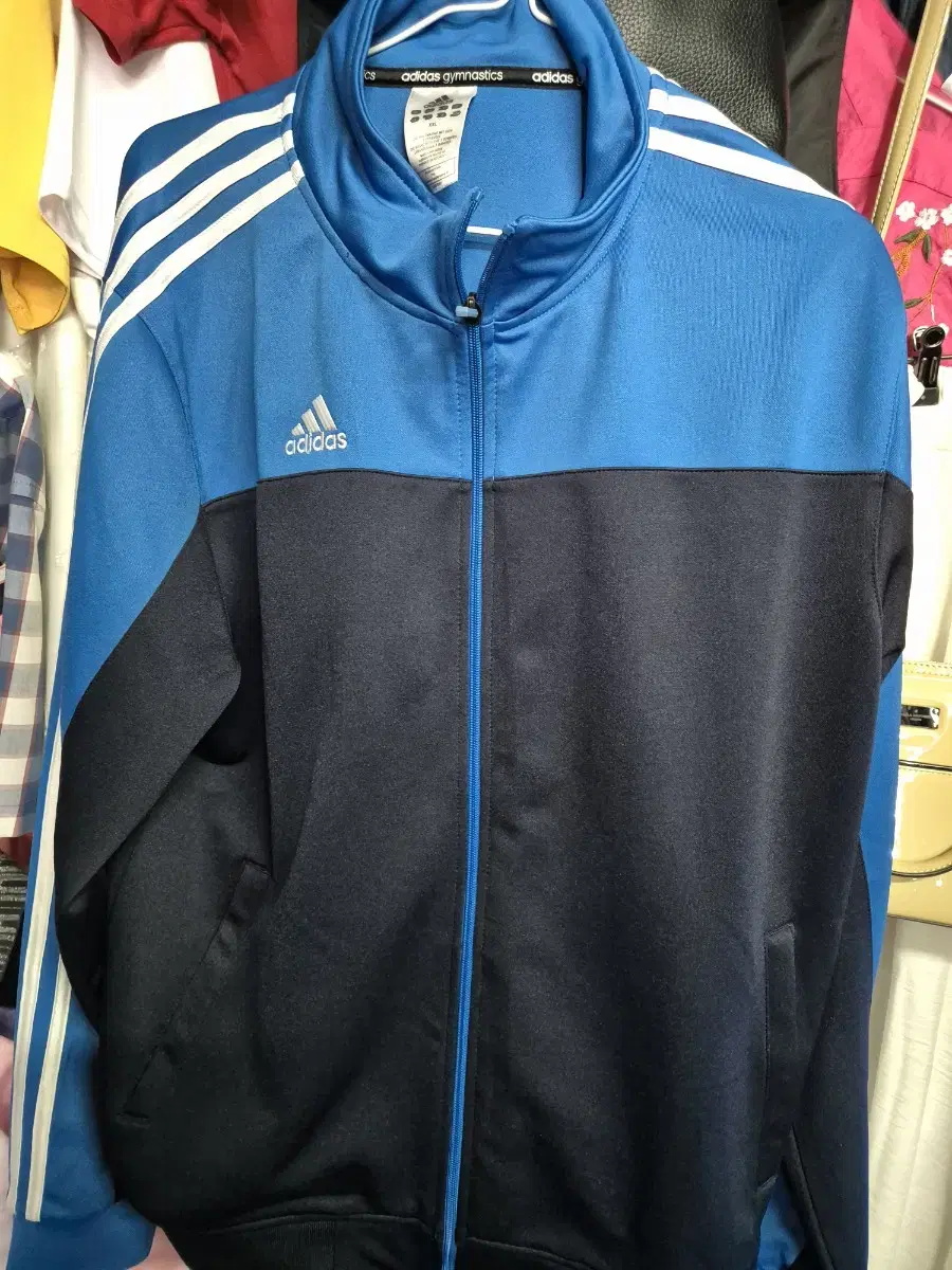 Adidas. XXL