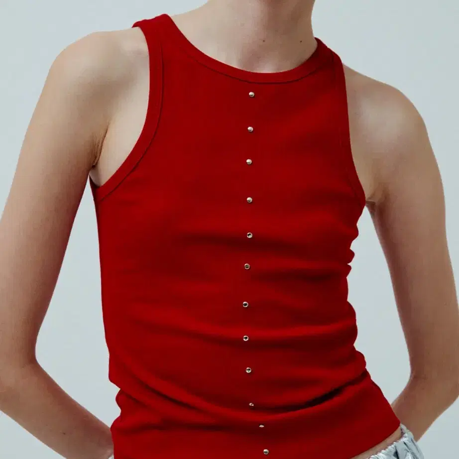 Kilo 카일로 STUD SLEEVELESS TOP (RED)