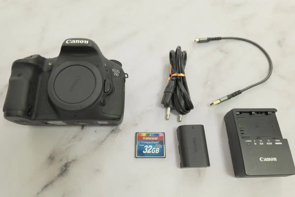 Canon Intermediate Crop Body DSLR Camera EOS 7D Body Set