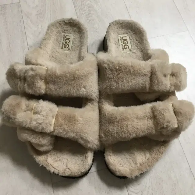 UGG 어그 폼폼 털 슬리퍼 245-50