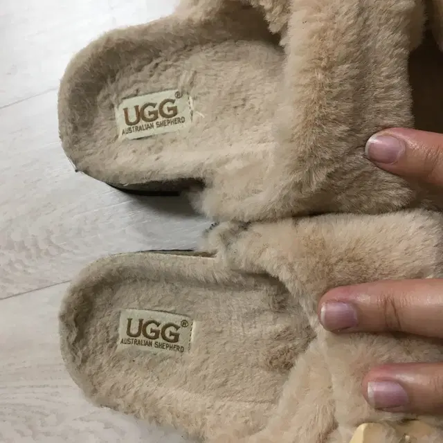 UGG 어그 폼폼 털 슬리퍼 245-50