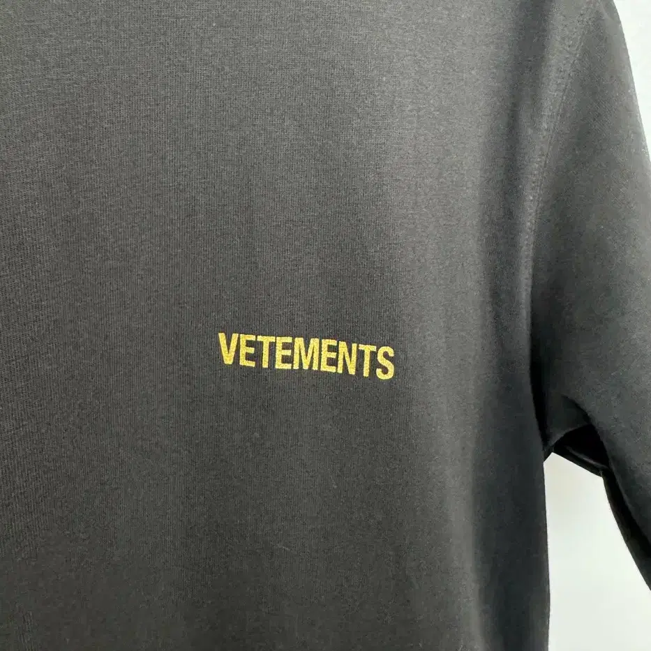 VETEMENTS 베트멍 블랙 반팔티셔츠