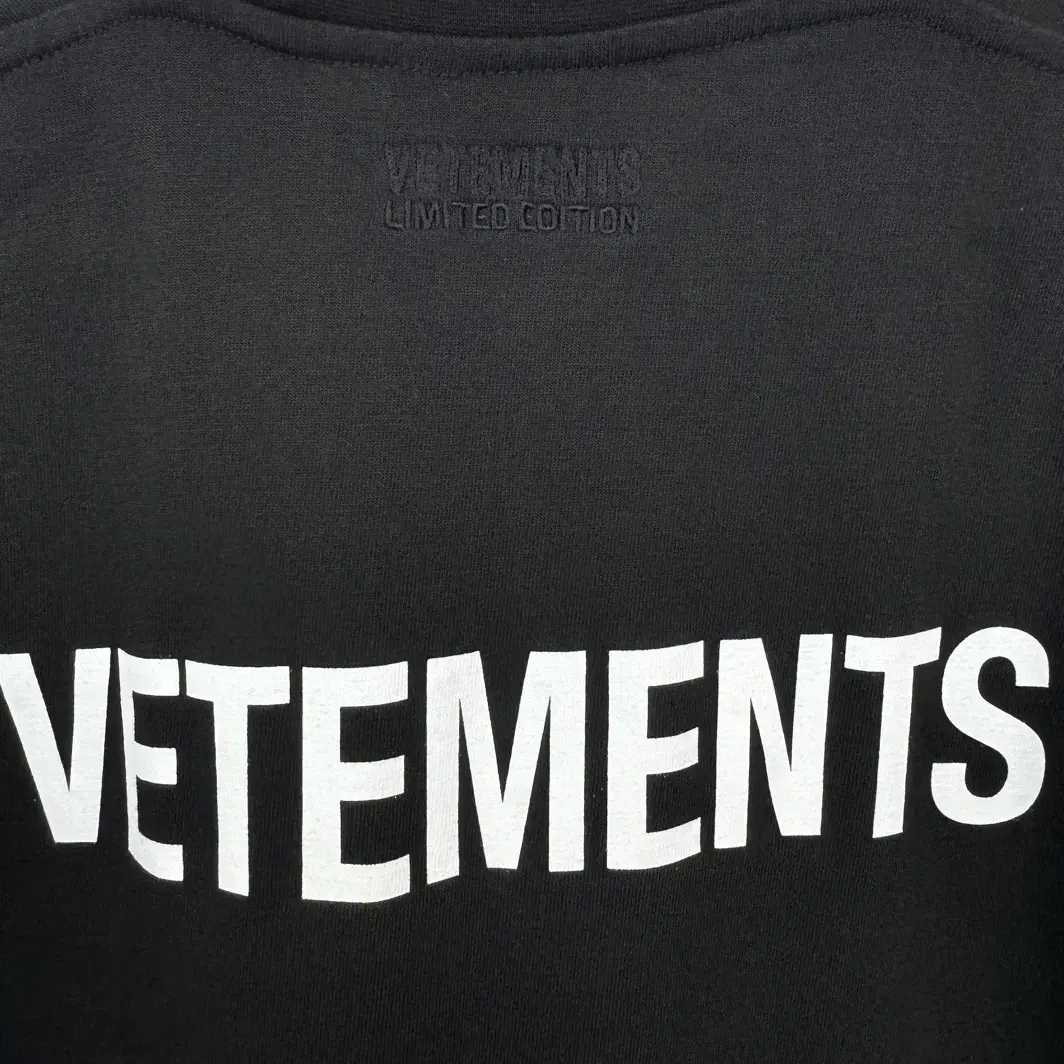 VETEMENTS 베트멍 블랙 반팔티셔츠