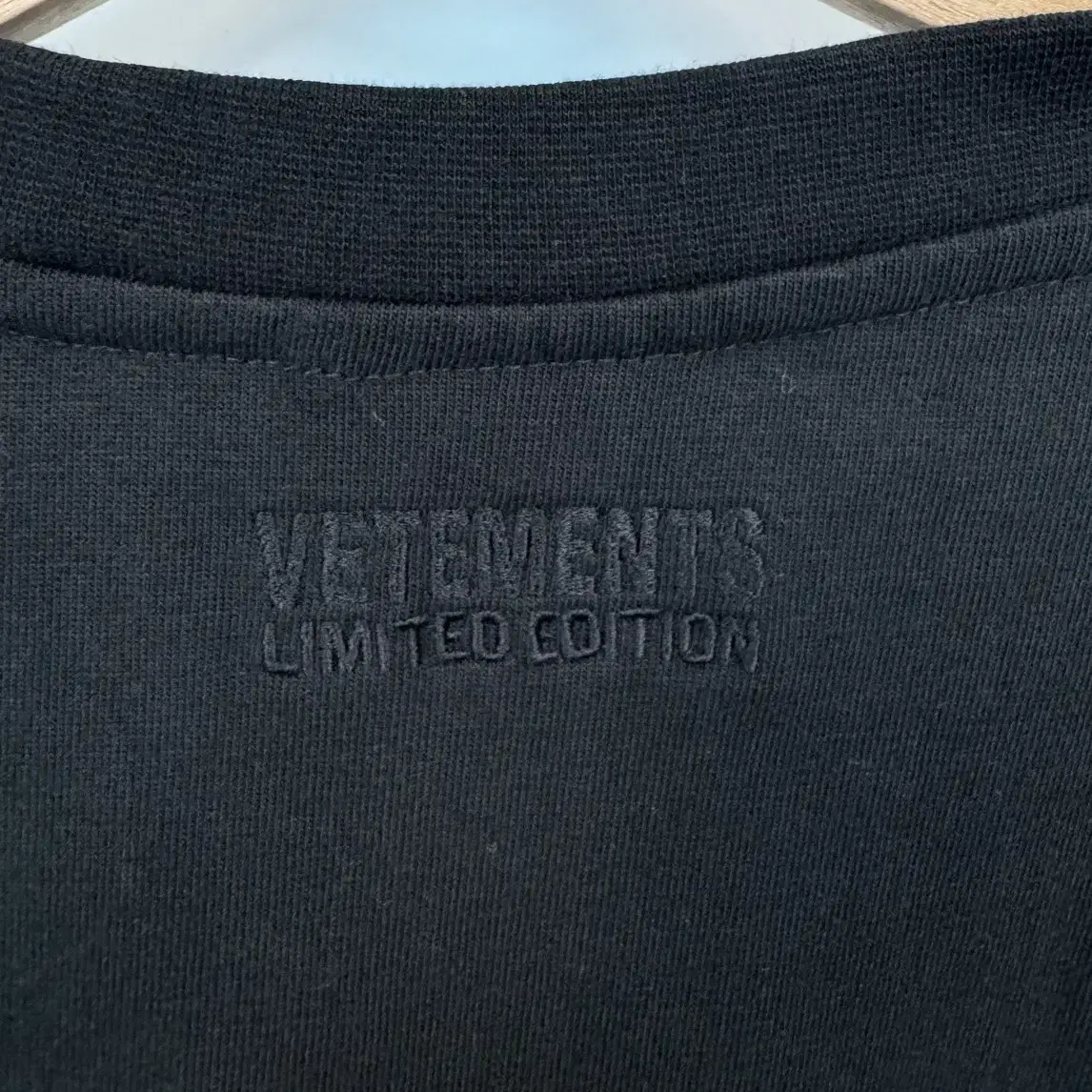 VETEMENTS 베트멍 블랙 반팔티셔츠