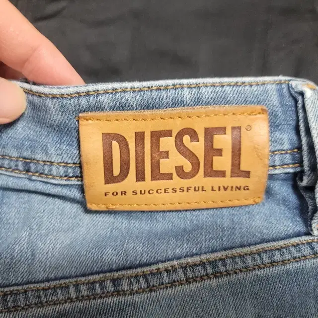 DIESEL 디젤 중연청 스판 디스 골반청바지