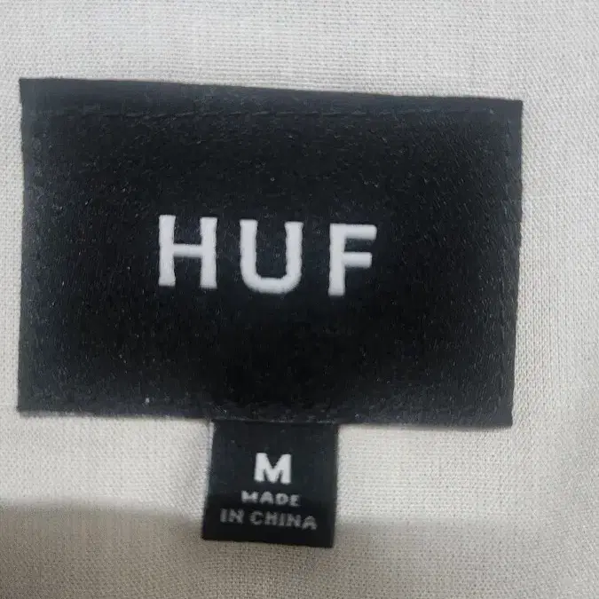 HUF 리조트 셔츠 화이트 M 팝니다