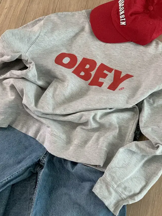 OBEY 맨투맨