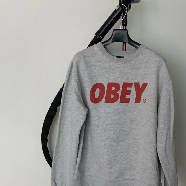 OBEY 맨투맨