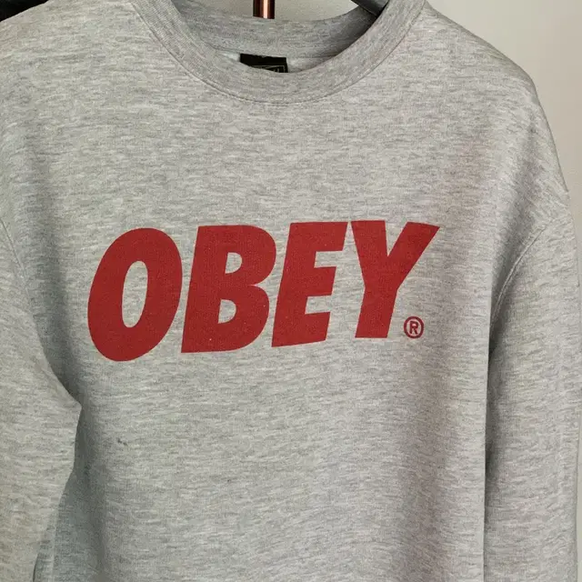 OBEY 맨투맨