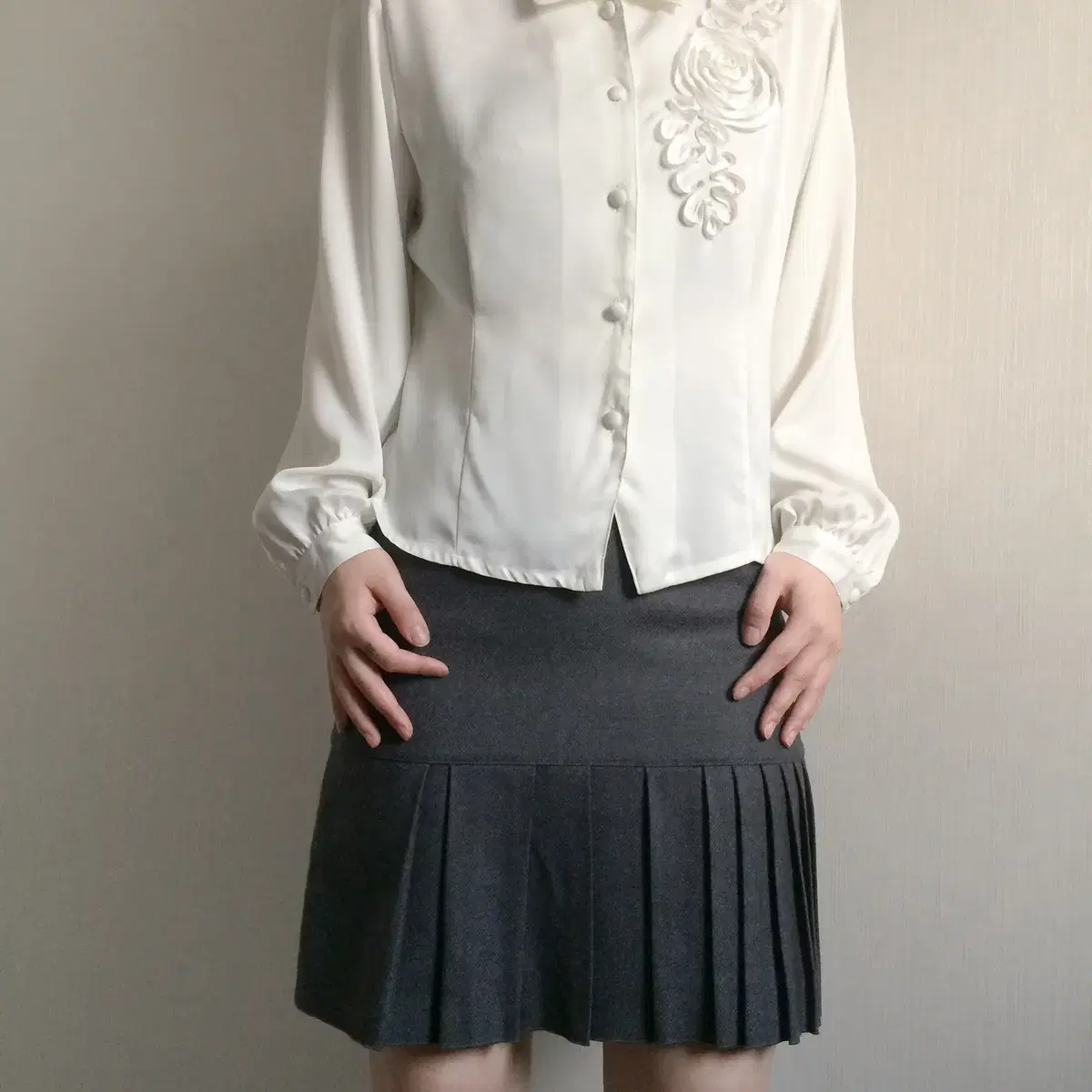 Corsage point glossy shirt