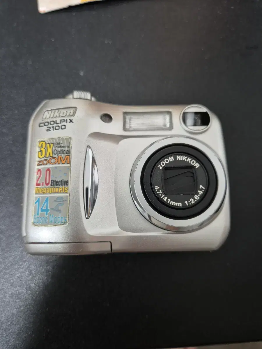 Vintage digital camera (Nikon coolpix 2100)