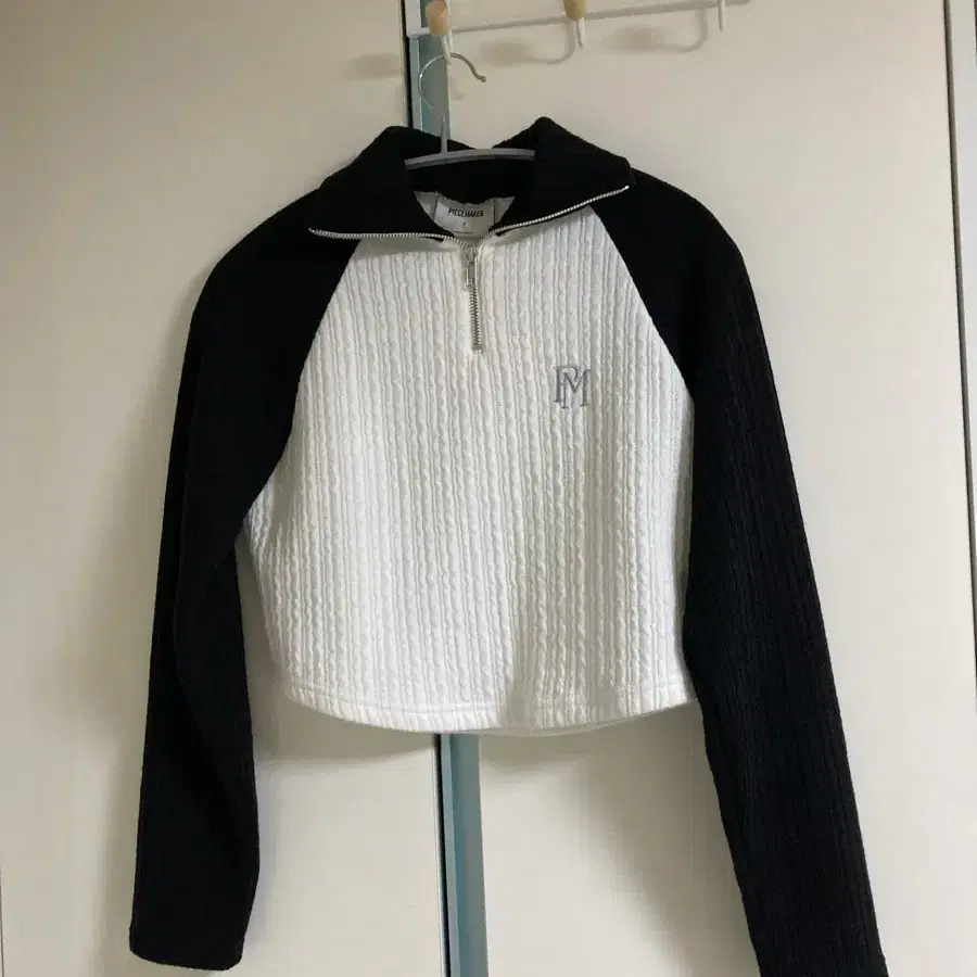 피스메이커 OFFICIAL WAVE CROP HALF ZIP KNIT