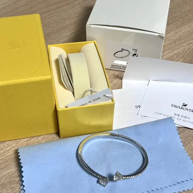 스와로브스키 하트 뱅글 Swarovski Heart Bangle