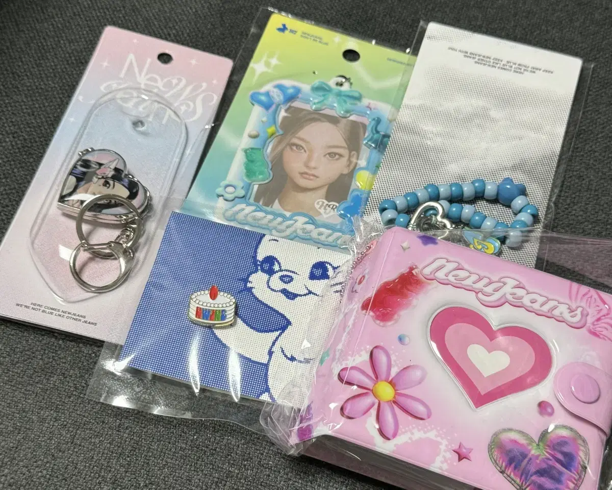 New Jeans merchandise (photocard holder, badge, binder, keyring)