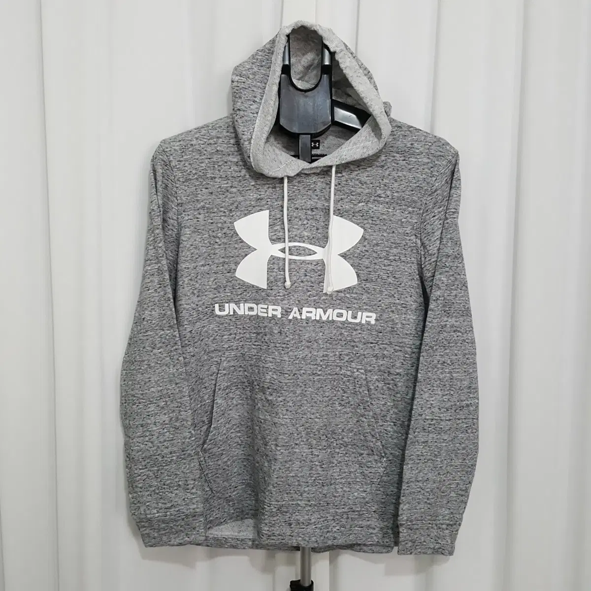 Hardly worn Under Armour Hoodie Men's 110 Oilcloth