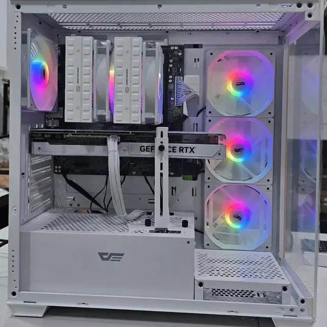 올화이트 7800X3D, 갤럭시 4070ti super 컴퓨터 팝니다.