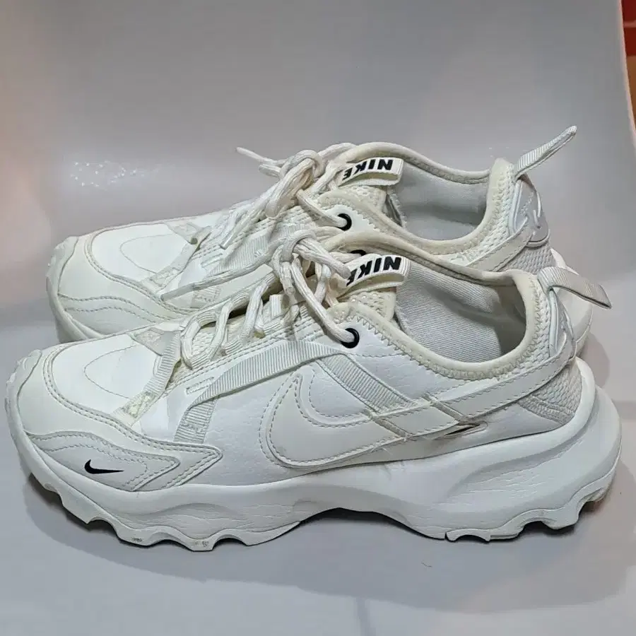 NIKE TC 7900 (여성) DD9682-100   240