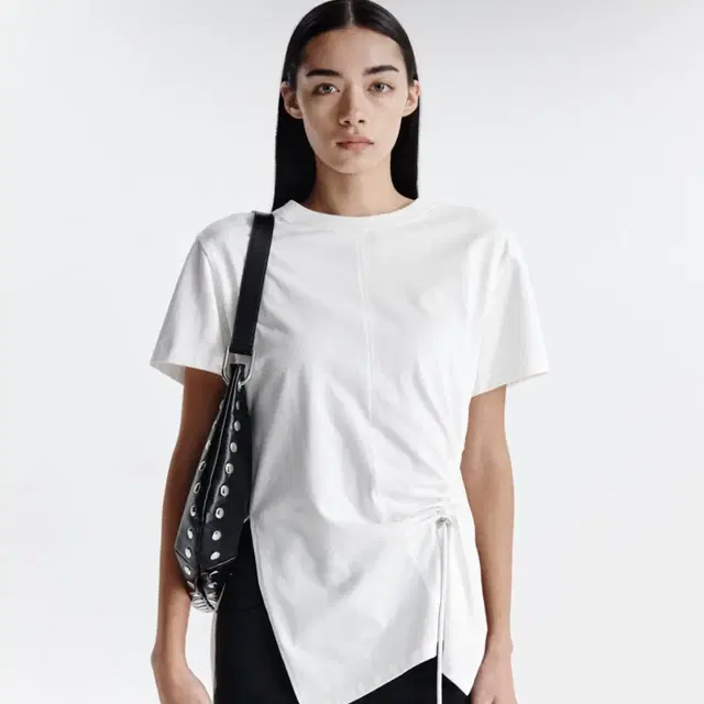 마뗑킴 티셔츠 STRING SLIT DETAIL TOP IN WHITE