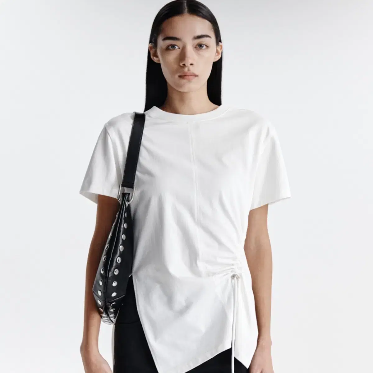 마뗑킴 티셔츠 STRING SLIT DETAIL TOP IN WHITE